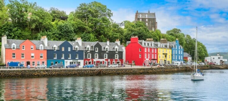 Bunte Häuser an einem schottischen Hafen